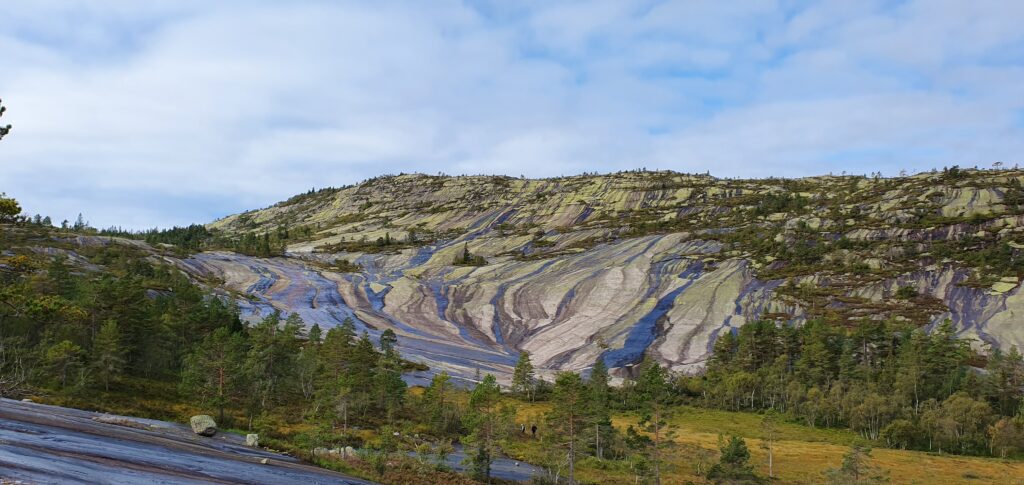 Granite slabs shaped by the Ice Age on the easy hike to Himmelriket