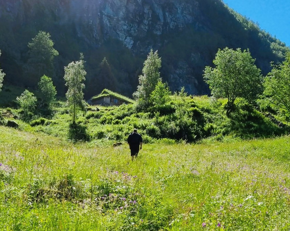 Hiking in Geiranger to Skageflå Farm - the plateau high above the fjord