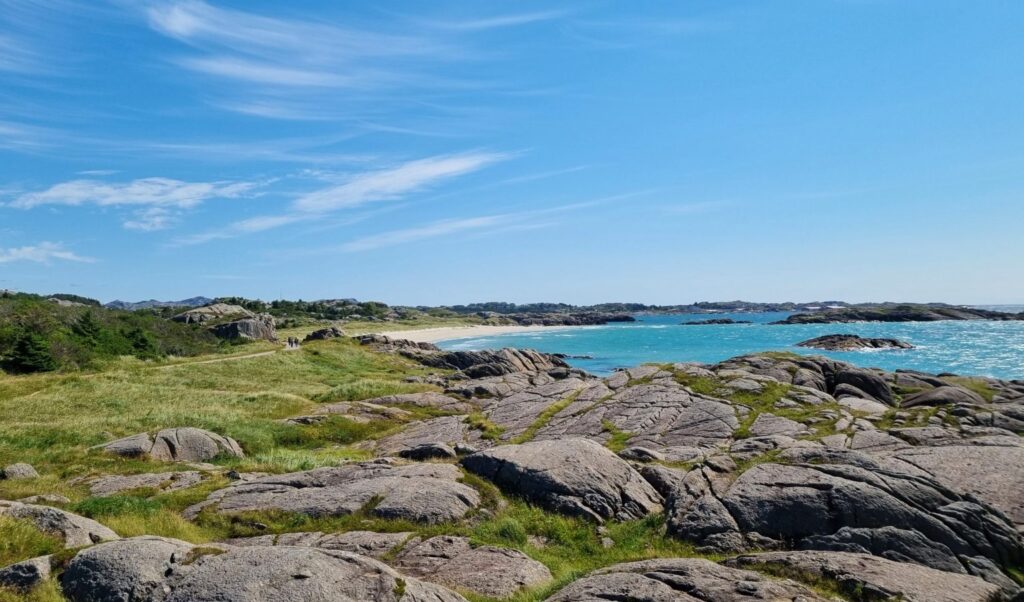 Quiet shores, soft sands, at the coastal trail near Ogna.
