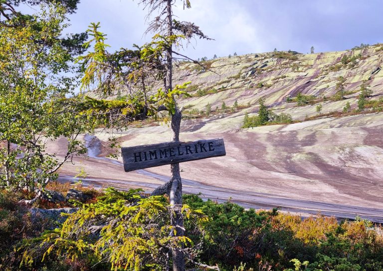 Sign marking arrival on the easy hike to Himmelriket in Telemark