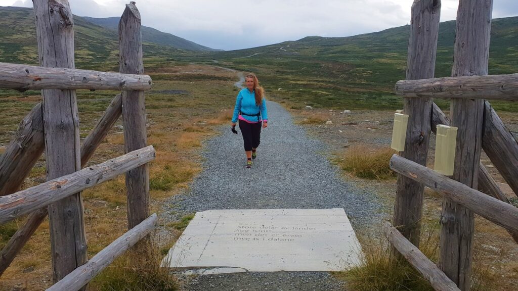 Returning from the short trail – Easy Hike Dovrefjell with epic views at Snøhetta Viewpoint