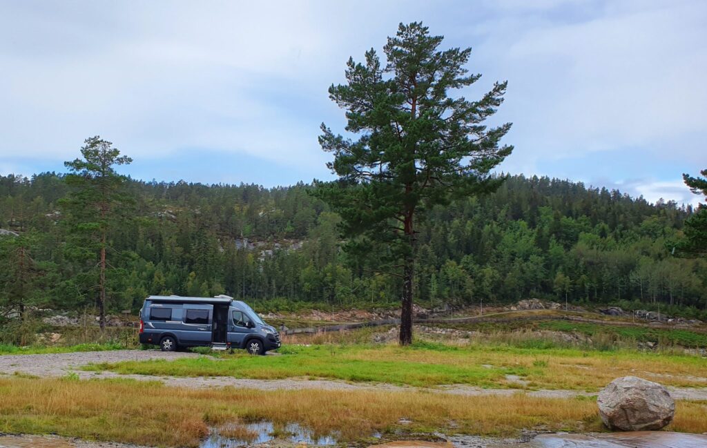 Motorhome parking for the easy hike to Himmelriket at Gautefall Lodge