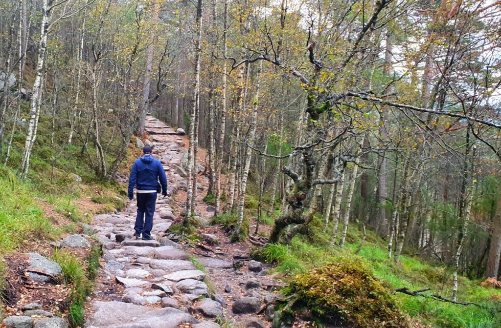 Trail to Pulpit Pit - Preikestolen
