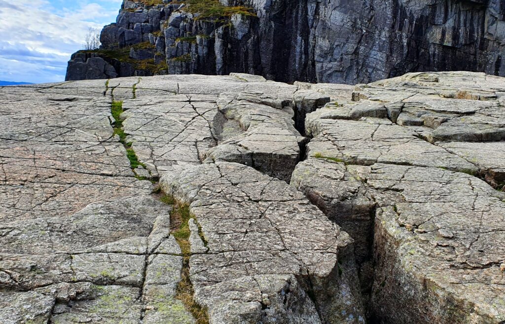 The famous crack across Pulpit Rock – intimidating at first glance, but geologically safe.
