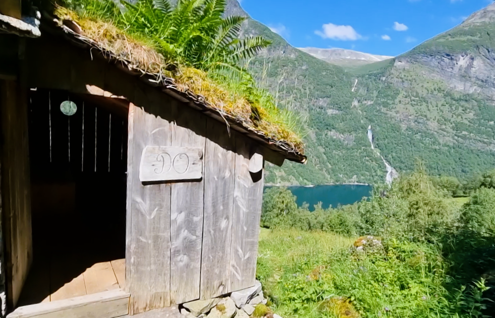 Old outdoor toilet at Skageflå Geiranger
