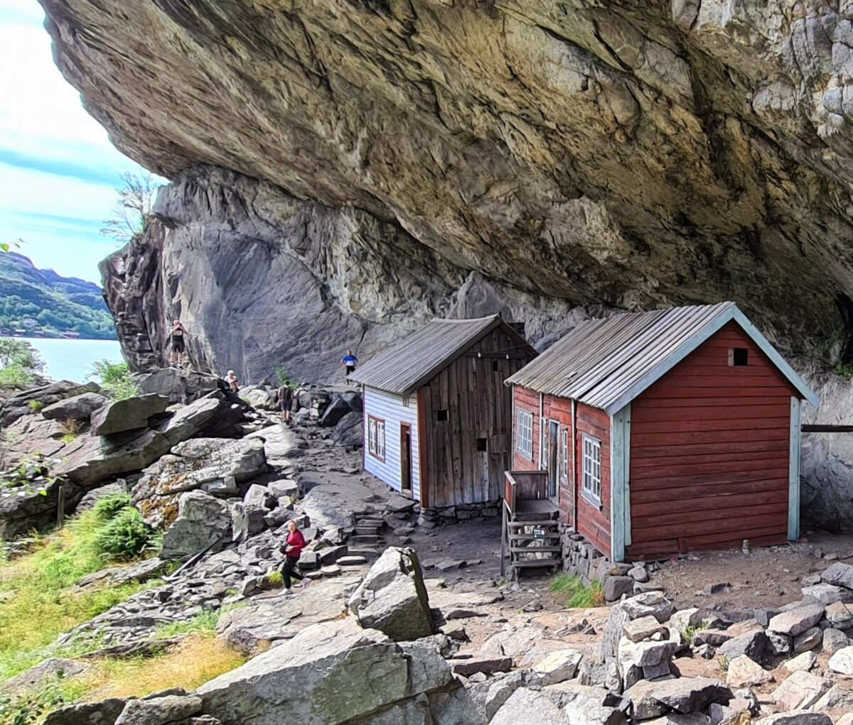 Road Trip Nordsjøveien Scenic Road - houses under the mountain - Helleren